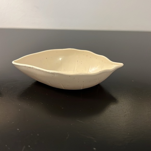 Leaf Shaped Sauce Holder - Picture 6 of 8